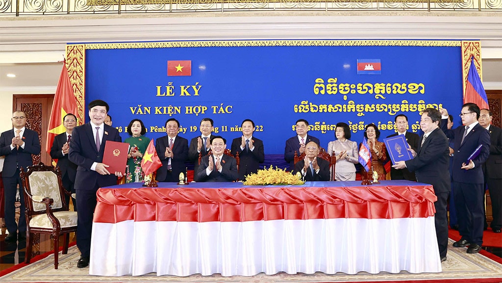 Chủ tịch Quốc hội Vương Đình Huệ và Chủ tịch Quốc hội Heng Samrin ký biên bản ghi nhớ thúc đẩy quan hệ hợp tác và đối tác giữa Quốc hội hai nước