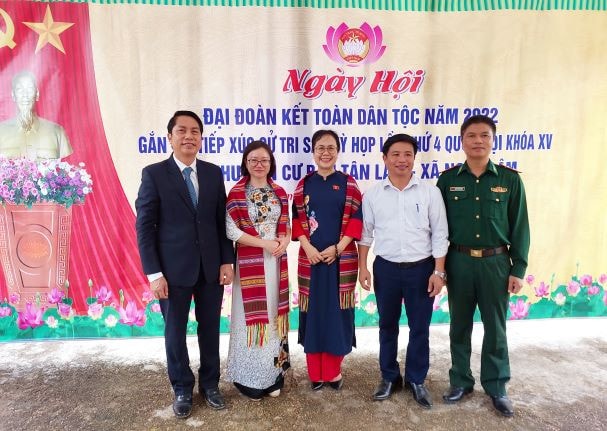 Các ĐBQH: Nguyễn Vân Chi và Thái Thị An Chung dự ngày hội Đại đoàn kết dân tộc và TXCT bản Tân Lâm (xã Ngọc Lâm, huyện Thanh Chương) Sapo chính -0