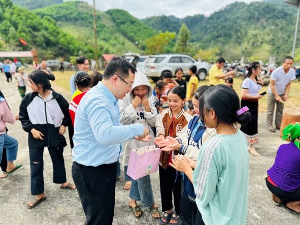 Đoàn ĐBQH tỉnh chung vui với các em nhỏ vùng cao nhân ngày hội đại đoàn kết Sapo chính -0