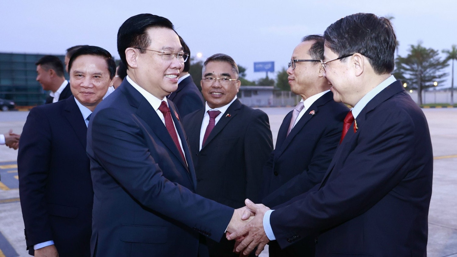 Một số hình ảnh lễ tiễn Chủ tịch Quốc hội Vương Đình Huệ rời Thủ đô Hà Nội,lên đường tham dự Đại hội đồng AIPA - 43, thăm chính thức Vương quốc Campuchia và Cộng hoà Philippines -3