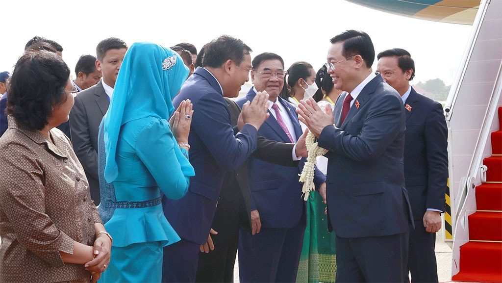 Chủ tịch Quốc hội Vương Đình Huệ đến Thủ đô Phnôm Pênh, bắt đầu thăm chính thức Vương quốc Campuchia và tham dự Đại hội đồng AIPA - 43 -0