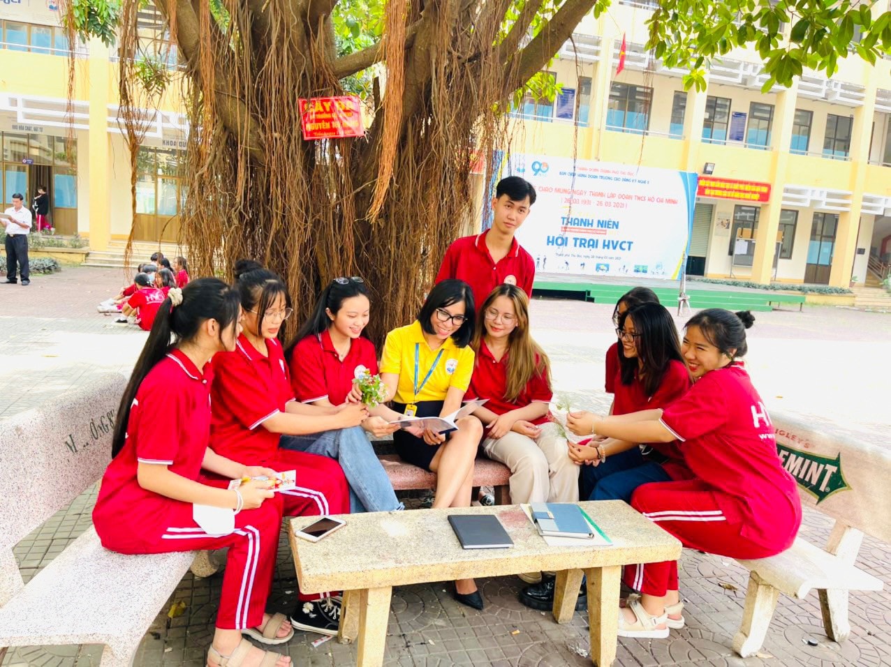 Cô Ngô Thị Hồng và các học trò Bộ môn may, thiết kế thời trang sau giờ học trên lớp. Ảnh: N, Hồng Kỷ cương, chất lượng - ưu tiên hàng đầu -0