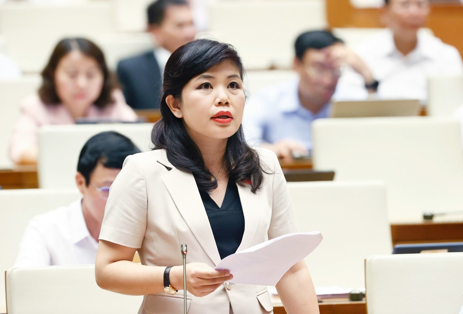 Phó trưởng Đoàn chuyên trách Đoàn ĐBQH tỉnh Quảng Ninh Nguyễn Thị Thu Hà tham gia thảo luận về một số dự án Luật tại Hội trường