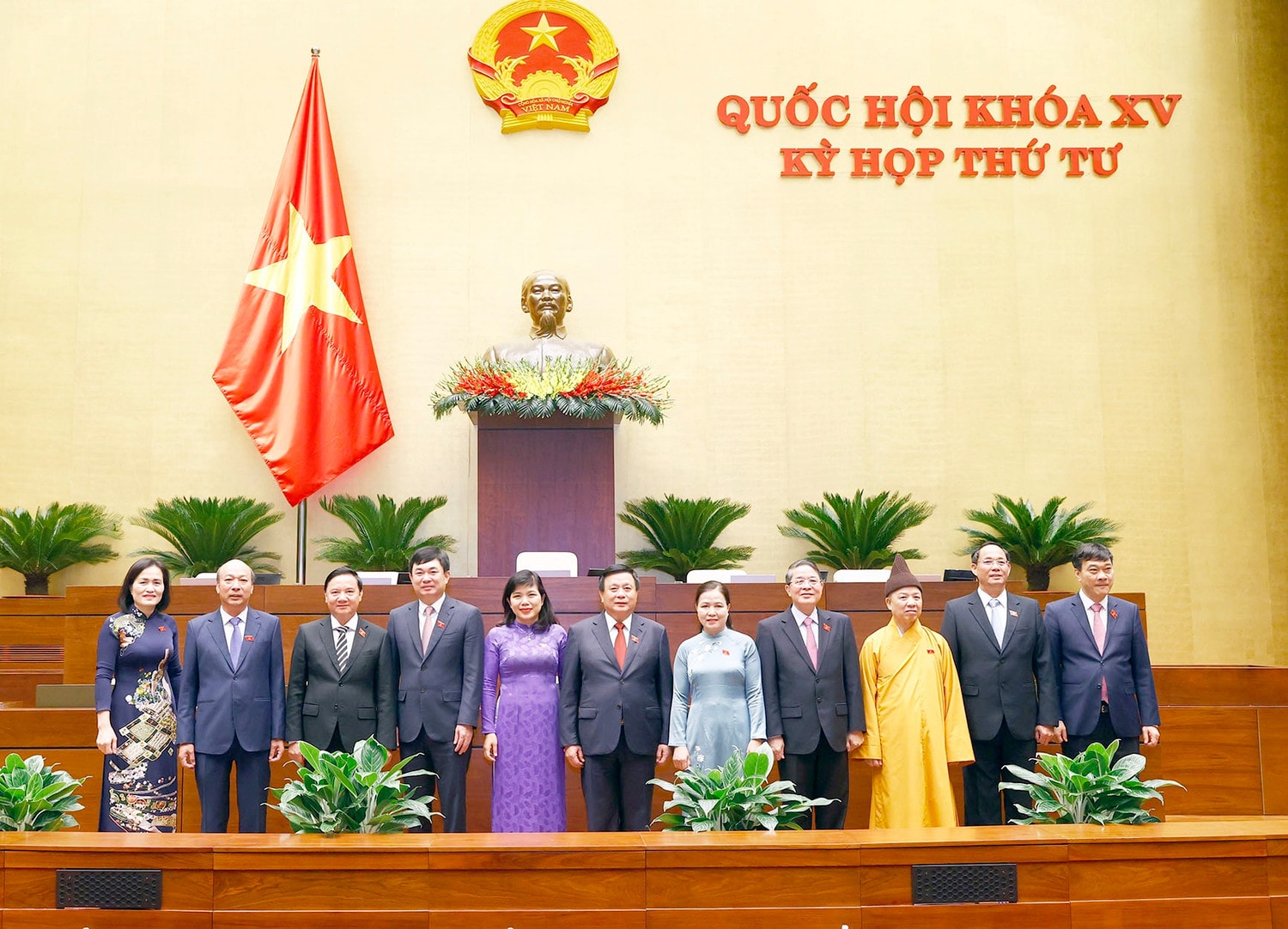 Các đại biểu thành viên Đoàn ĐBQH tỉnh Quảng Ninh chụp ảnh lưu niệm cùng lãnh đạo Quốc hội tại Kỳ họp