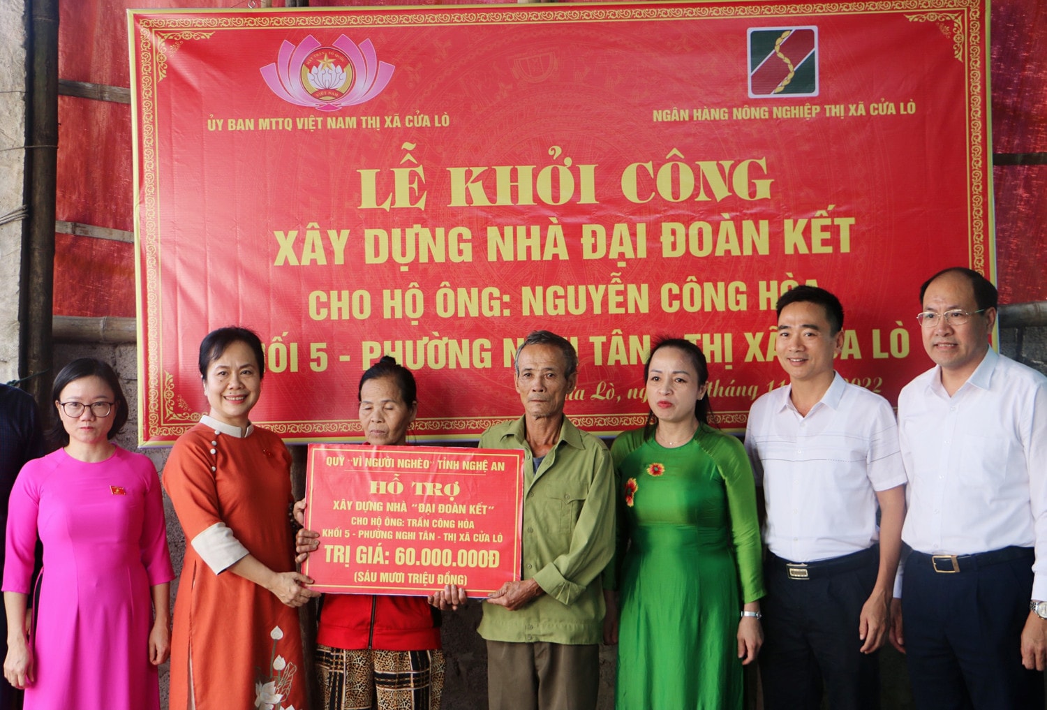 Các ĐBQH Nguyễn Vân Chi và Thái Thị An Chung cùng với Ủy ban MTTQ tỉnh hỗ trợ Nhà Đại đoàn kết cho hộ ông Trần Công Hòa (thị xã Cửa Lò) Bài 2: Ngược xuống miền xuôi, về miền biển… -0
