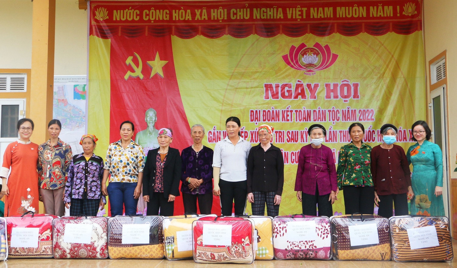 Đại diện Đoàn ĐBQH tỉnh tặng các phần quà cho hộ nghèo, hộ có hoàn cảnh khó khăn trên địa bàn xóm 9 Bài 2: Ngược xuống miền xuôi, về miền biển… -1