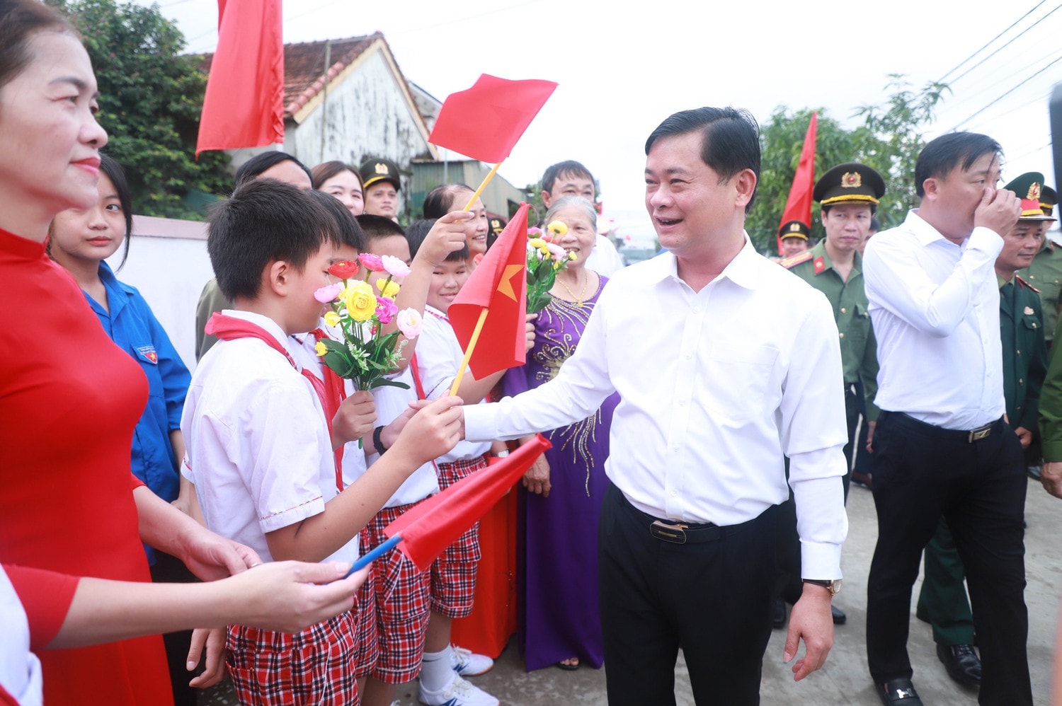 Ủy viên Trung ương Đảng, Bí thư Tỉnh ủy, Trưởng Đoàn ĐBQH tỉnh, Chủ tịch HĐND tỉnh Thái Thanh Quý chung vui với bà con làng Phan, xã Hưng Tân, huyện Hưng Nguyên nhân ngày hội Đại đoàn kết Bài 2: Ngược xuống miền xuôi, về miền biển… -0