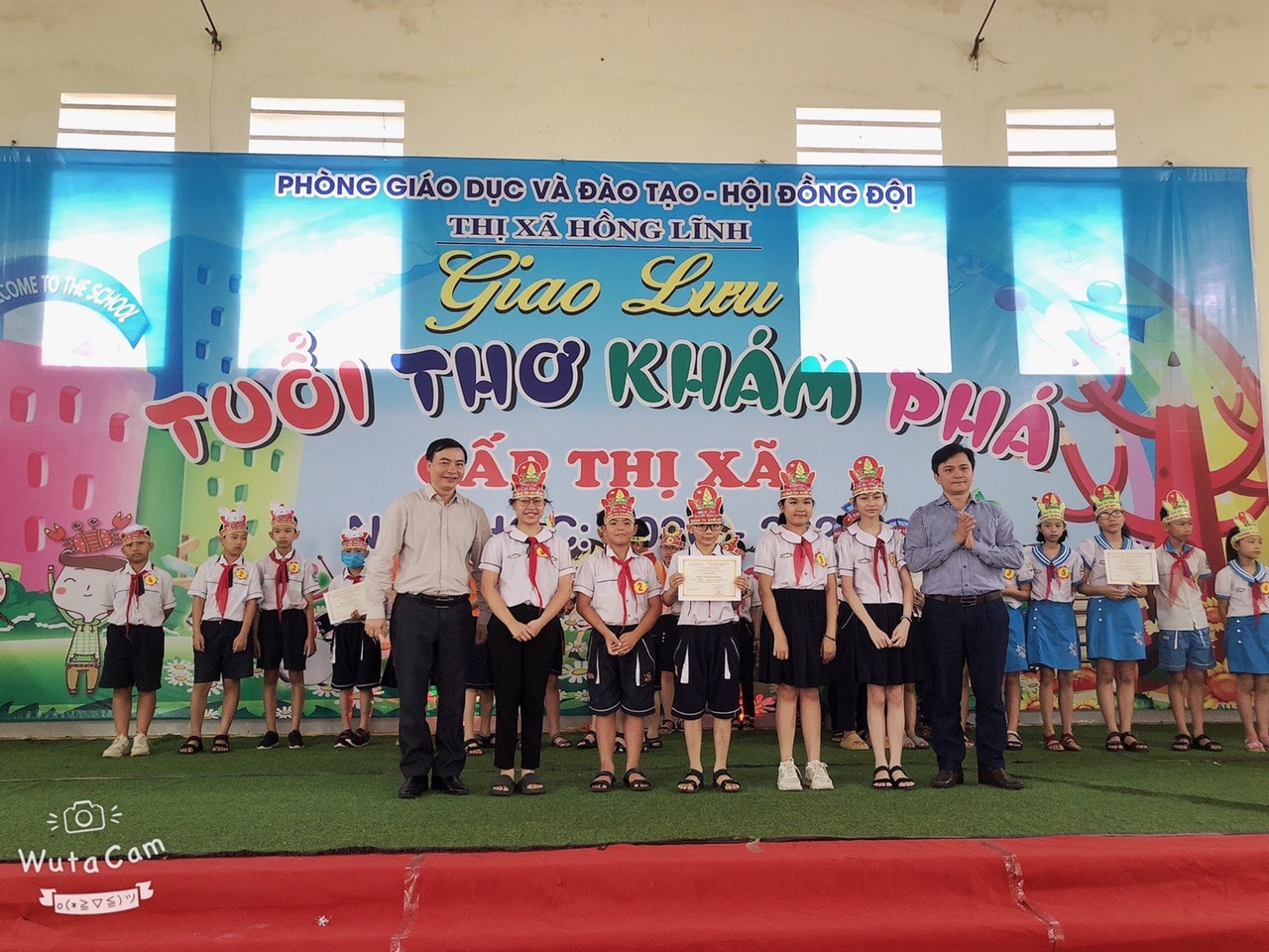 Đại biểu Nguyễn Trí Anh (ngoài cùng bên phải) trao giải cho các học sinh tham gia giao lưu tuổi thơ khám phá - ẢNH BÌNH NGUYÊN