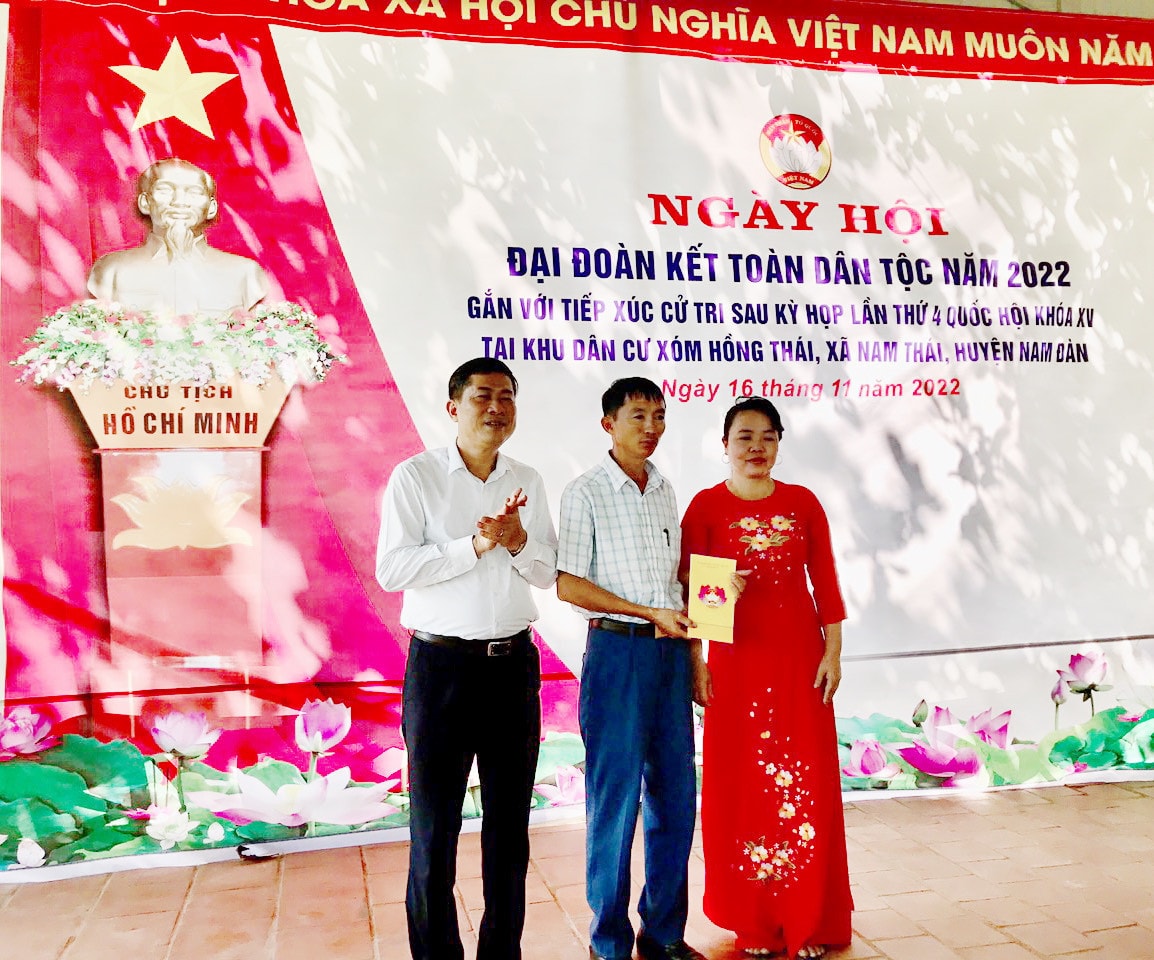 Đại diện Đoàn ĐBQH tỉnh - ĐBQH Thái Văn Thành TXCT và trao quà cho bà con xóm Hồng Thái, xã Nam Thái, huyện Nam Đàn Bài 2: Ngược xuống miền xuôi, về miền biển… -0