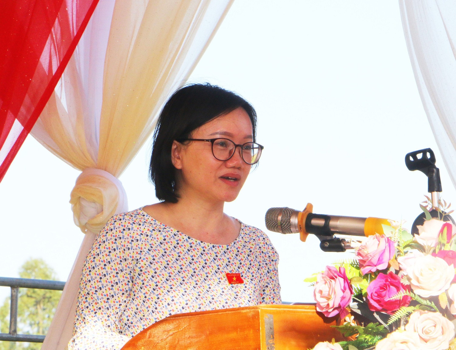 Phó trưởng Đoàn chuyên trách Đoàn ĐBQH tỉnh Thái Thị An Chung, đại diện cho đoàn phát biểu chung vui cùng bà con thôn 2, xã Quỳnh Lâm Bài 2: Ngược xuống miền xuôi, về miền biển… -1