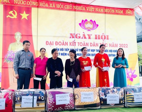 Đại diện Đoàn ĐBQH tỉnh Nghệ An trao quà cho các hộ nghèo và cận nghèo thôn Sơn Long, xã Quỳnh Lập Bài 2: Ngược xuống miền xuôi, về miền biển… -0