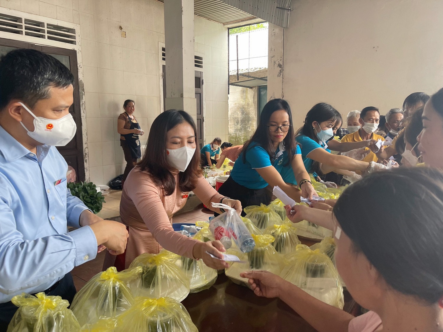 Các ĐBQH tỉnh trao bữa cơm "ngày đại đoàn kết" cho các bệnh nhân điều trị nội trú tại Bệnh viện Đa khoa huyện Đô Lương Bài 2: Ngược xuống miền xuôi, về miền biển… -0