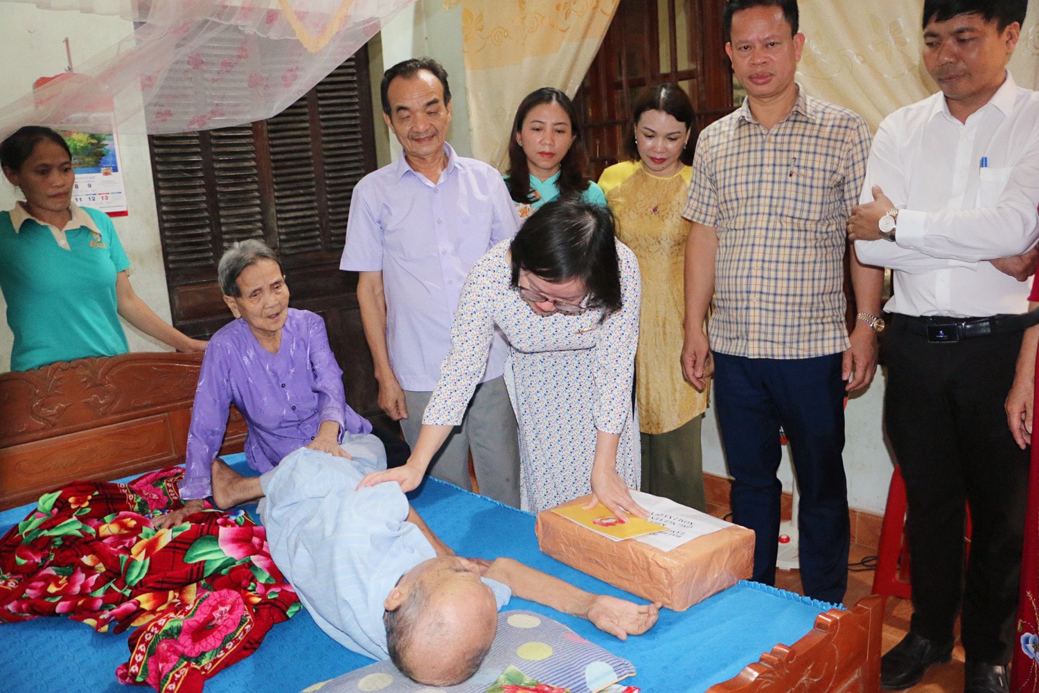 Đại diện Đoàn ĐBQH tỉnh đã đến thăm hỏi, trao quà cho cụ Nguyễn Đình Thao - cán bộ tiền khởi nghĩa tại huyện Quỳnh Lưu Bài 2: Ngược xuống miền xuôi, về miền biển… -0