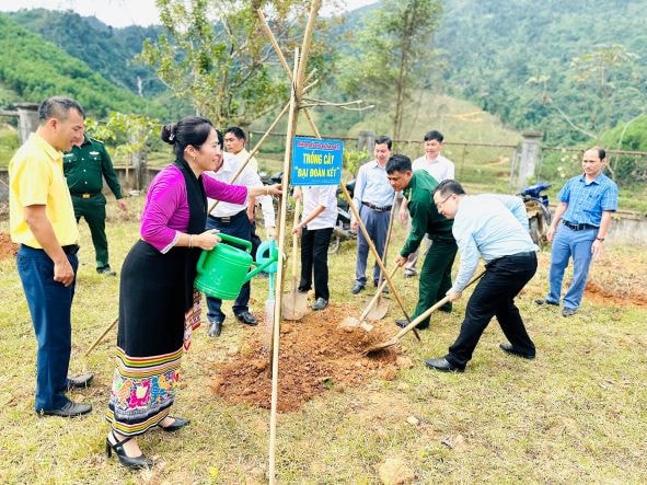 Các ĐBQH tỉnh trồng cây "Đại Đoàn kết" nhân dịp TXCT gắn với ngày hội Đại đoàn kết toàn dân tộc Bài cuối: Mang tiếng nói của cử tri đến nghị trường -0