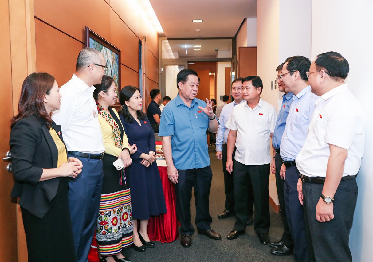 Các ĐBQH trao đổi bên lề phiên thảo luận tại Tổ Bài cuối: Mang tiếng nói của cử tri đến nghị trường -0
