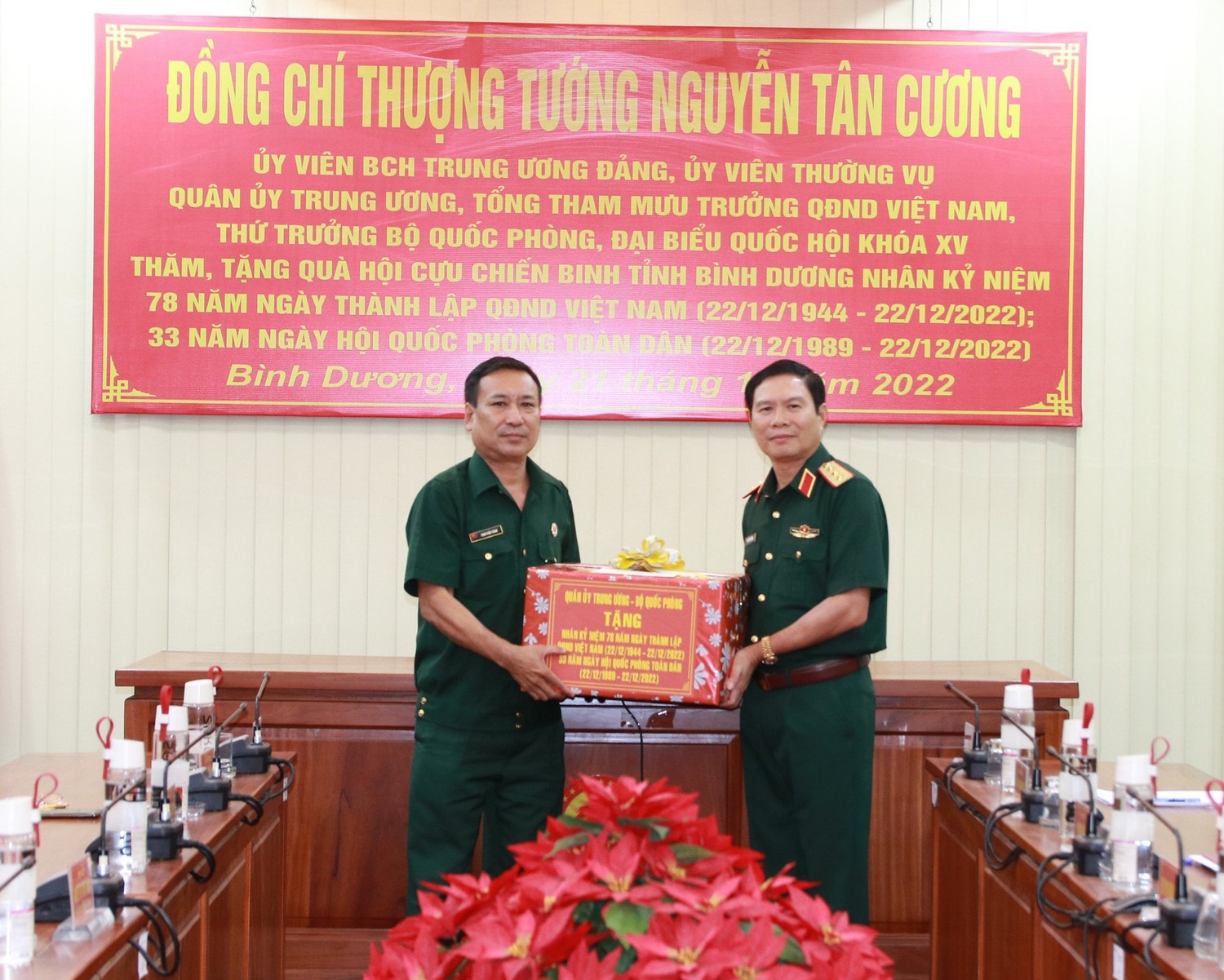 Thượng tướng Nguyễn Tân Cương thăm, tặng quà Hội cựu Chiến binh tỉnh Bình Dương -0