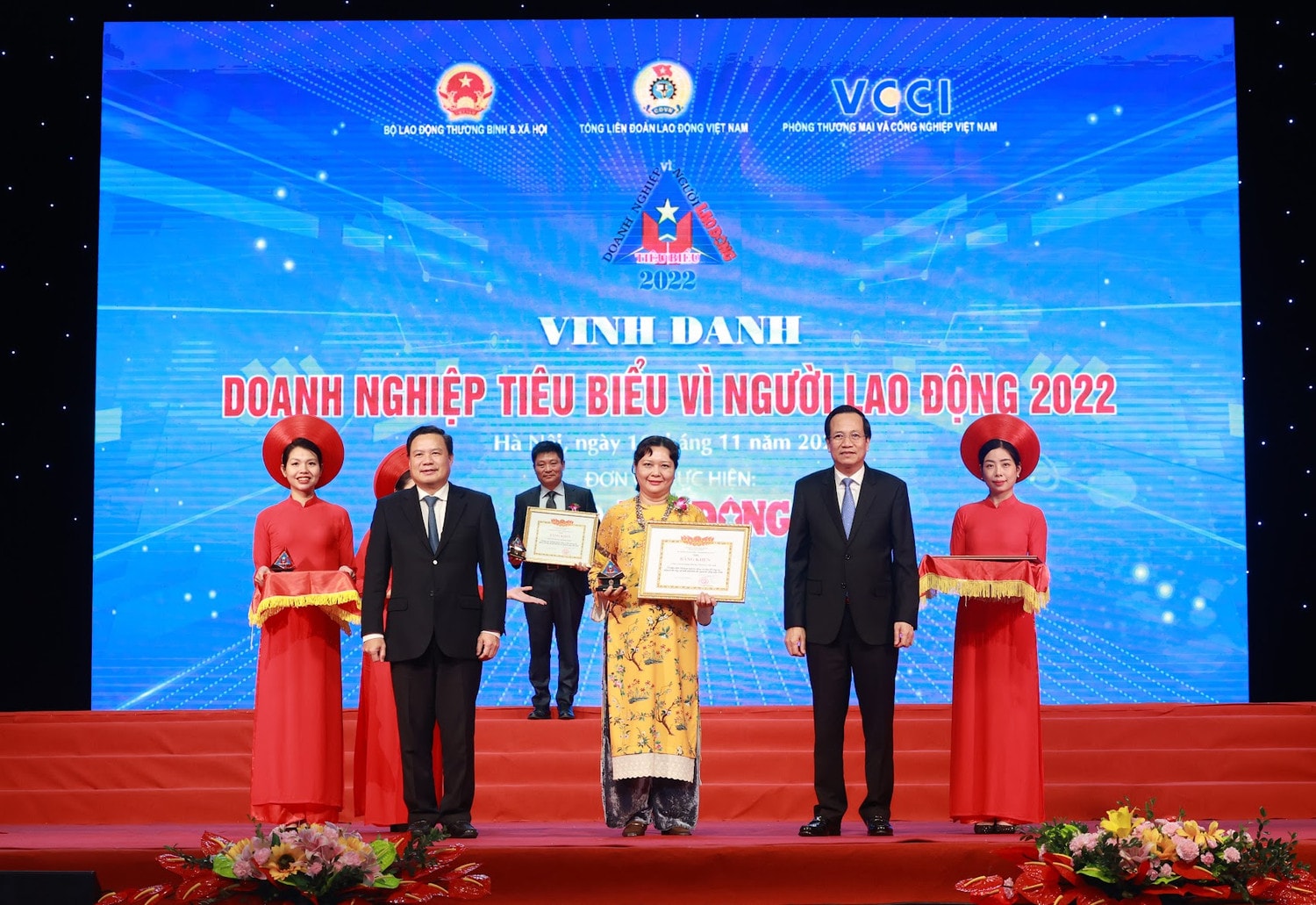 Bà Trương Bích Đào, Giám đốc Nhân sự tại Nestlé Việt Nam, đại diện doanh nghiệp nhận bằng khen của Bộ Lao động, Thương binh và Xã hội 