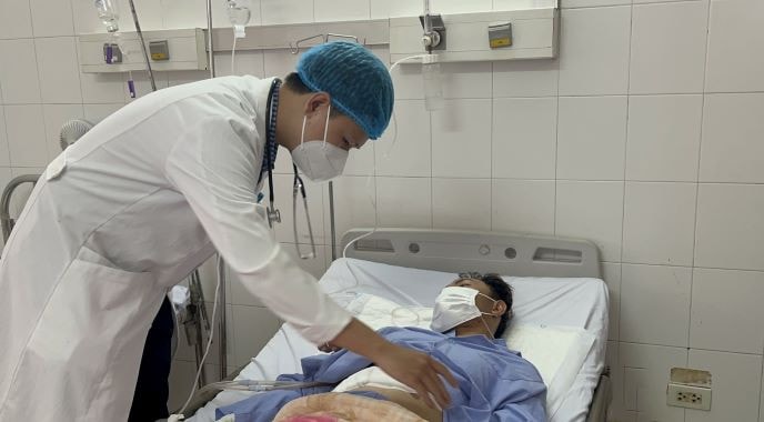 Cứu sống bệnh nhân bị cọc gỗ đâm xuyên phổi -0