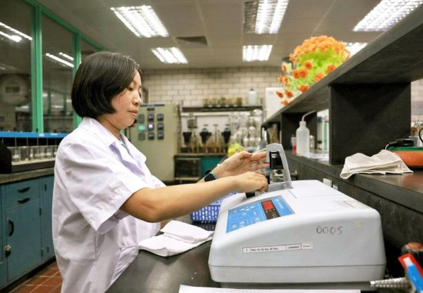 Chất lượng nước được Công ty CP Cấp nước Chợ Lớn kiểm tra nghiêm ngặt trước khi cung cấp đến người dân. Nguồn: ITN