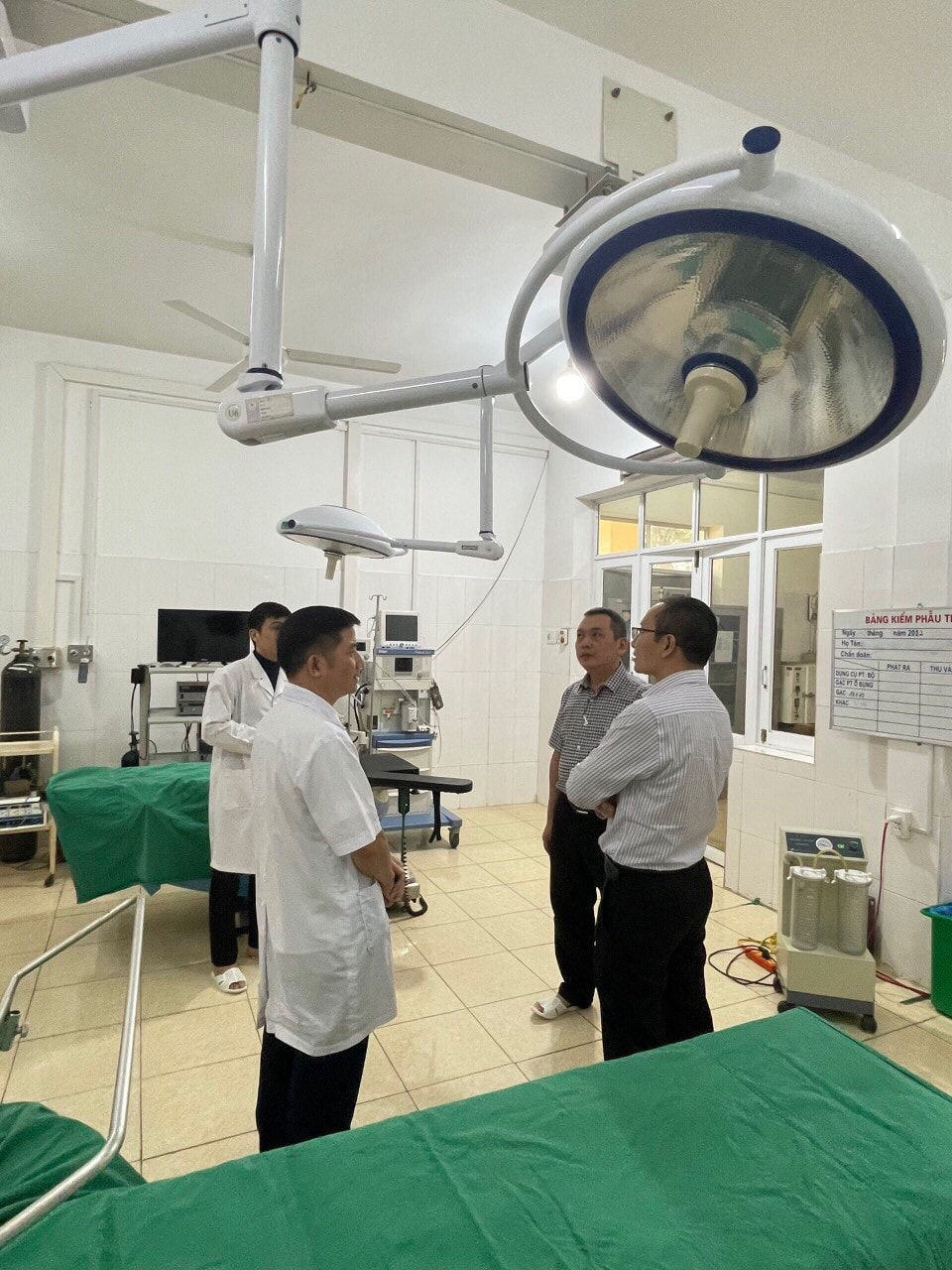 Bệnh viện Hữu nghị Việt Đức khảo sát, chỉ đạo tuyến tại Bệnh viện Đa khoa huyện Mai Sơn, Sơn La. Ảnh: YT