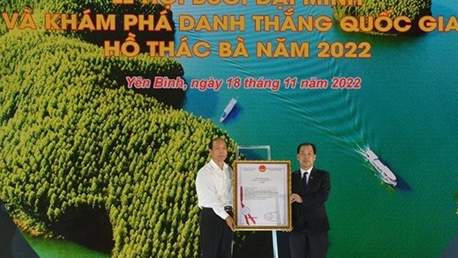 Đại diện Cục Sở hữu trí tuệ - Bộ Khoa học và Công nghệ trao Giấy chứng nhận chỉ dẫn địa lý bưởi Khả Lĩnh, xã Đại Minh 