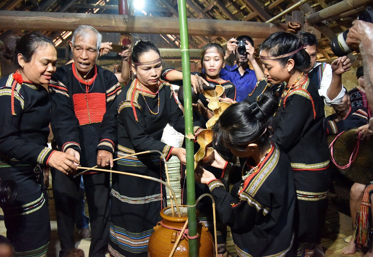 Họ hàng cùng uống rượu cần chúc hai mẹ con và hai bên gia đình. Ảnh: Phạm Tiệp Thấm đượm triết lý nhân sinh -0