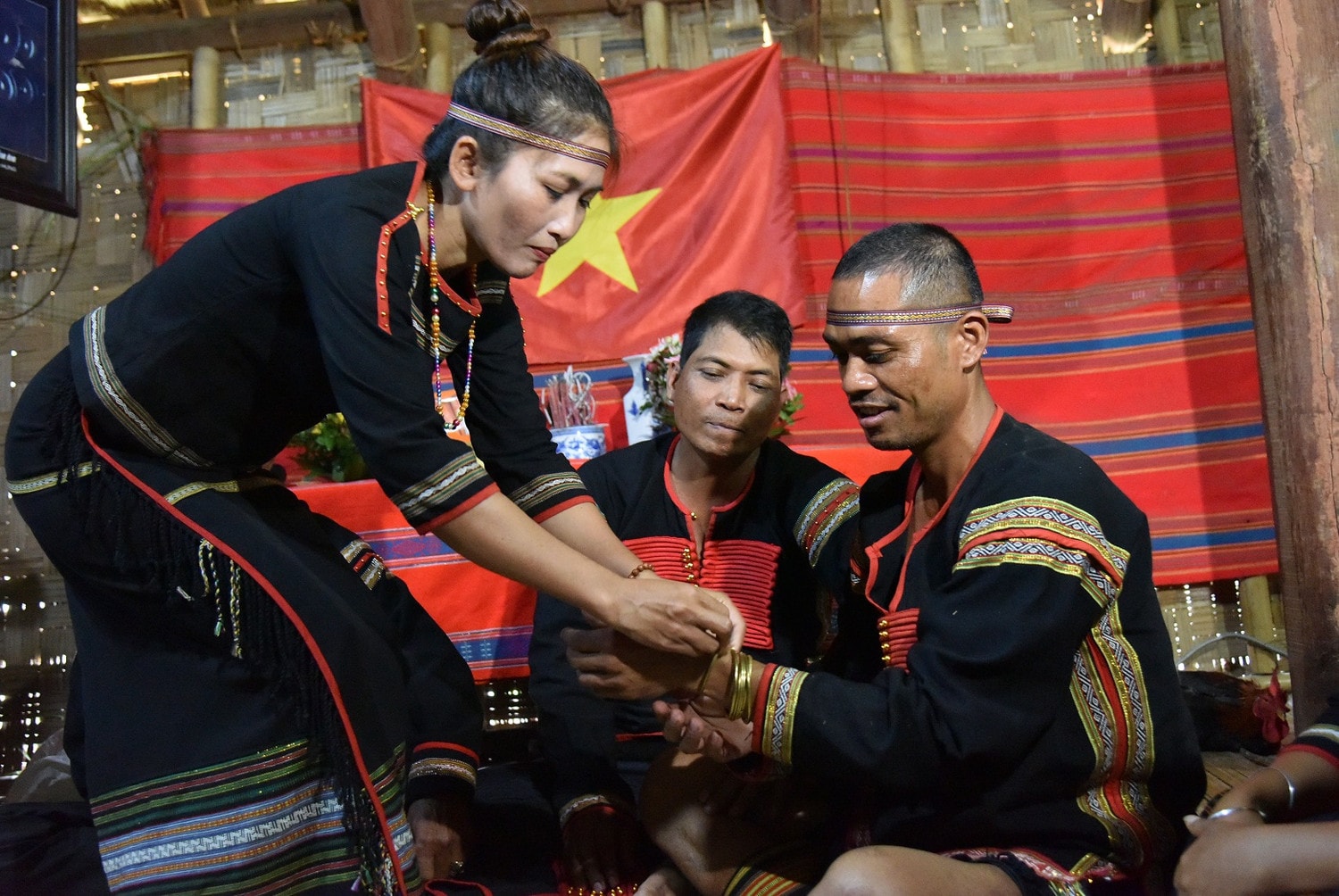 Nghi thức đeo vòng của dòng họ cầu mong sức khỏe, thể hiện tình cảm và gắn kết gia đình. Ảnh: Phạm Tiệp Thấm đượm triết lý nhân sinh -0