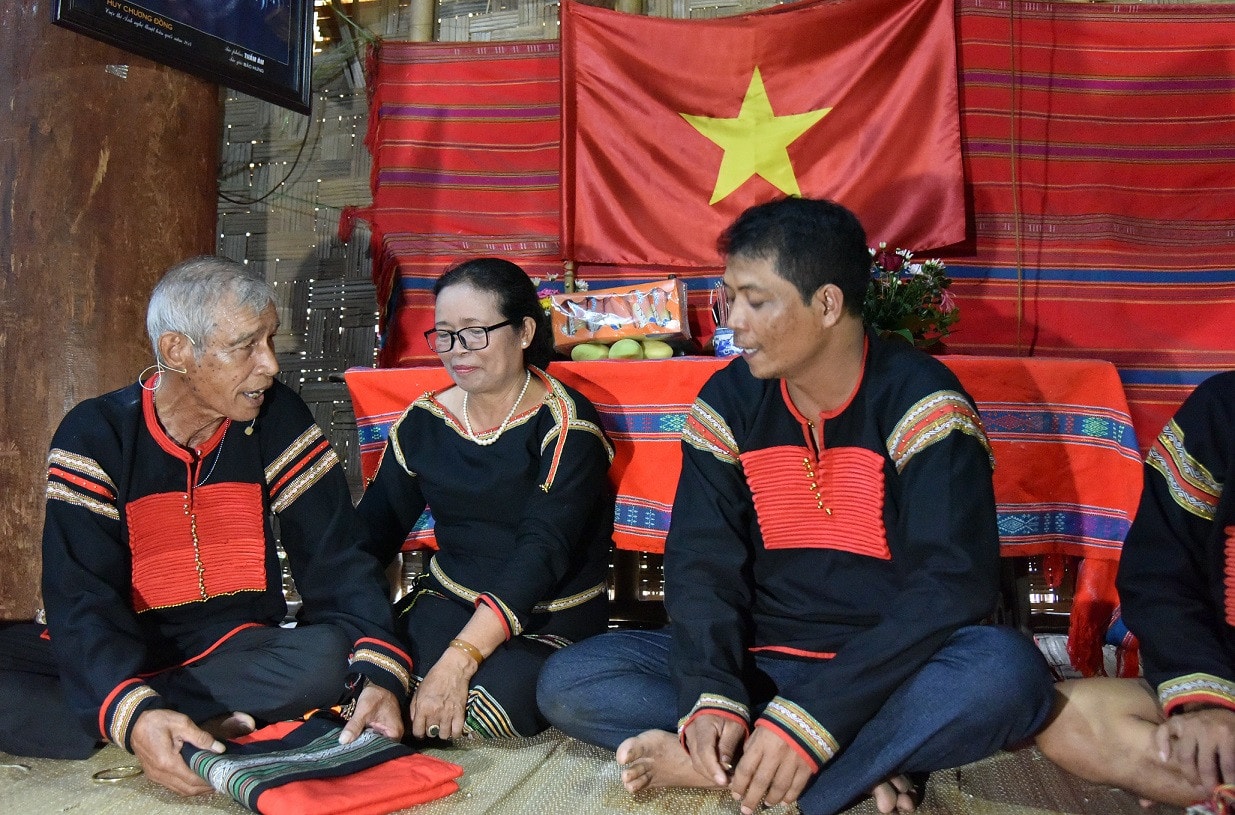 Người trong dòng họ trao tặng người con kết nghĩa trang phục truyền thống dân tộc Ê Đê, dặn dò người con từ đây phải biết kính trọng, chăm sóc mẹ. Ảnh: Phạm Tiệp Thấm đượm triết lý nhân sinh -0