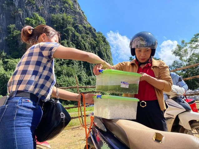 Cô giáo mầm non hàng ngày vượt quãng đường xa chở cơm cho trẻ -0