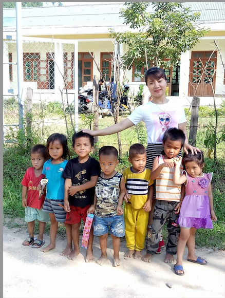 Cô giáo mầm non hàng ngày vượt quãng đường xa chở cơm cho trẻ -0