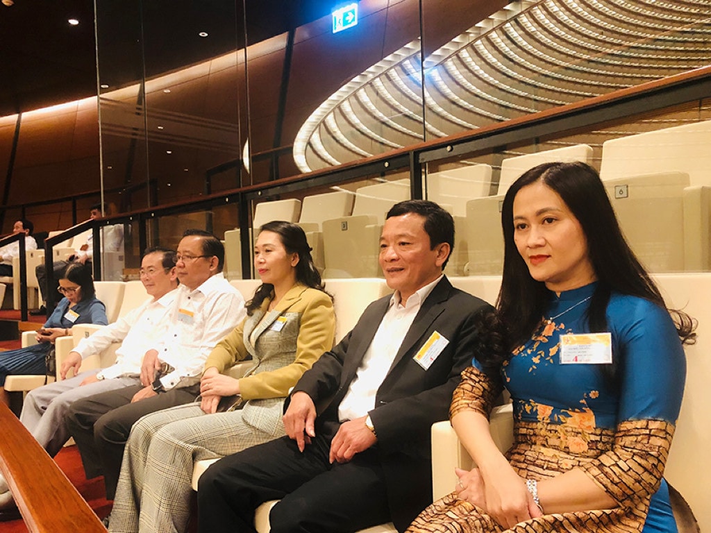 Phó Chủ tịch HĐND tỉnh Trần Văn Kỳ, Trưởng Ban Văn hóa - Xã hội HĐND tỉnh Đào Thị Anh Nga và Phó Chủ tịch Ủy ban MTTQ tỉnh Phạm Thị Thu Hà dự thính phiên thảo luận “Cầu nối” giữa Quốc hội và cử tri -0