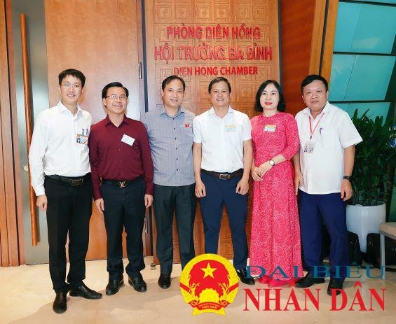 Trưởng Đoàn ĐBQH tỉnh Hoàng Trung Dũng, và các đại biểu địa phương: Giám đốc Sở TN và MT Lê Ngọc Huấn; Trưởng Ban Kinh tế - Ngân sách HĐND Nguyễn Thị Thúy Nga ... về dự thính Kỳ họp thứ Tư “Cầu nối” giữa Quốc hội và cử tri -0