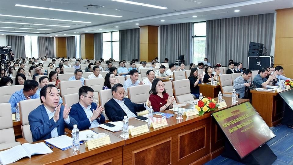Bí thư Tỉnh ủy, Trưởng Đoàn ĐBQH tỉnh Hoàng Trung Dũng và các đại biểu dự Hội thảo “Tham vấn ý kiến ĐBQH về một số nội dung quan trọng trong dự án Luật Đất đai (sửa đổi)” do Bộ Tài nguyên và Môi trường và Báo Đại biểu Nhân dân phối hợp tổ chức “Cầu nối” giữa Quốc hội và cử tri -0
