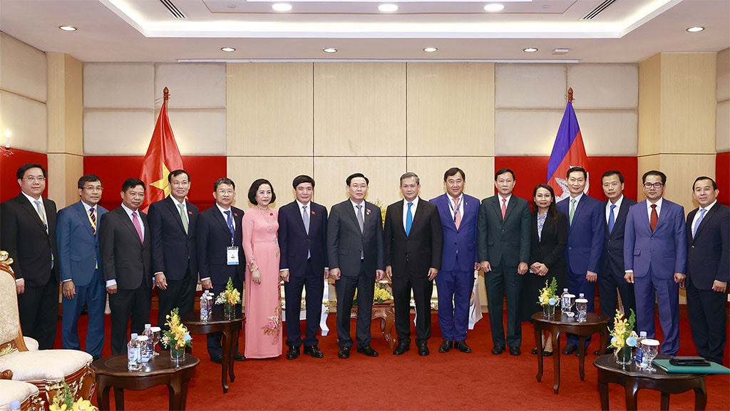 Chủ tịch Quốc hội Vương Đình Huệ thăm chính thức Vương quốc Campuchia và tham dự AIPA-43 -0