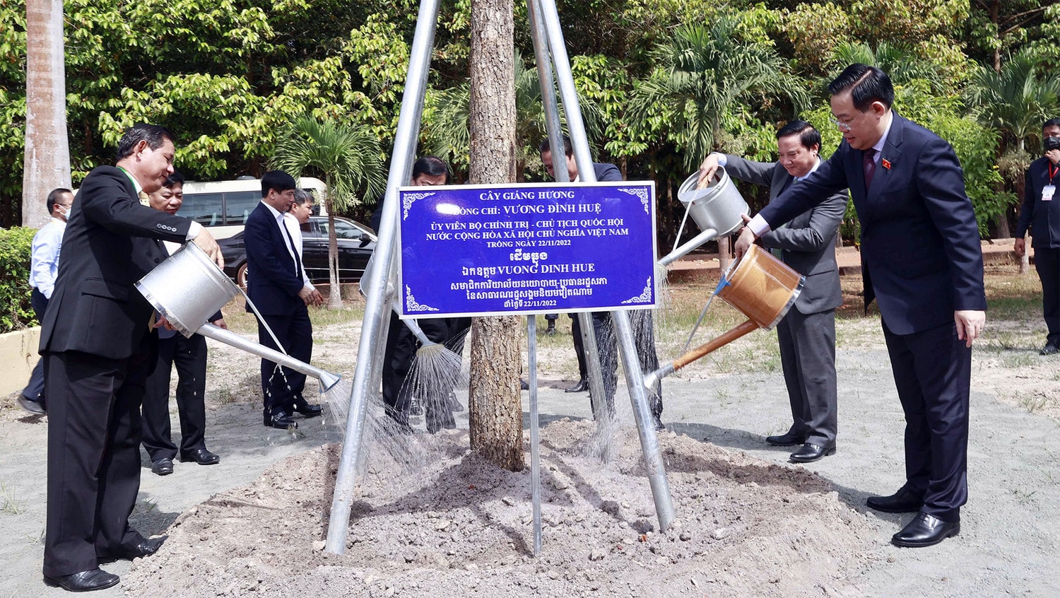 Chủ tịch Quốc hội Vương Đình Huệ thăm chính thức Vương quốc Campuchia và tham dự AIPA-43 -0
