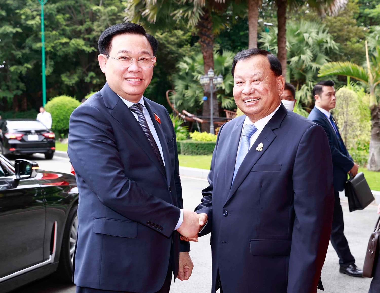 Chủ tịch Thượng viện Campuchia Samdech Say Chhum đón Chủ tịch Quốc hội Vương Đình Huệ. Ảnh: Doãn Tấn aa -0