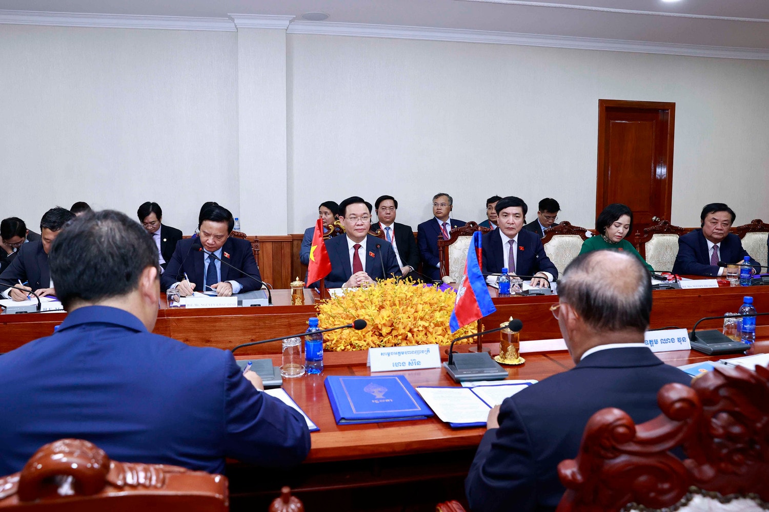 Chủ tịch Quốc hội Vương Đình Huệ tại cuộc hội đàm với Chủ tịch Quốc hội Campuchia Samdech Heng Samrin. Ảnh: Doãn Tấn aa -0