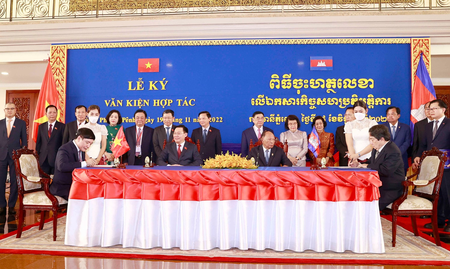 Chủ tịch Quốc hội Vương Đình Huệ và Chủ tịch Quốc hội Samdech Heng Samrin chứng kiến Tổng Thư ký Quốc hội, Chủ nhiệm Văn phòng Quốc hội Bùi Văn Cường và Tổng Thư ký Quốc hội Campuchia Leng Peng Long đã ký Bản ghi nhớ hợp tác giữa hai cơ quan. Ảnh: Doãn Tấn aa -0