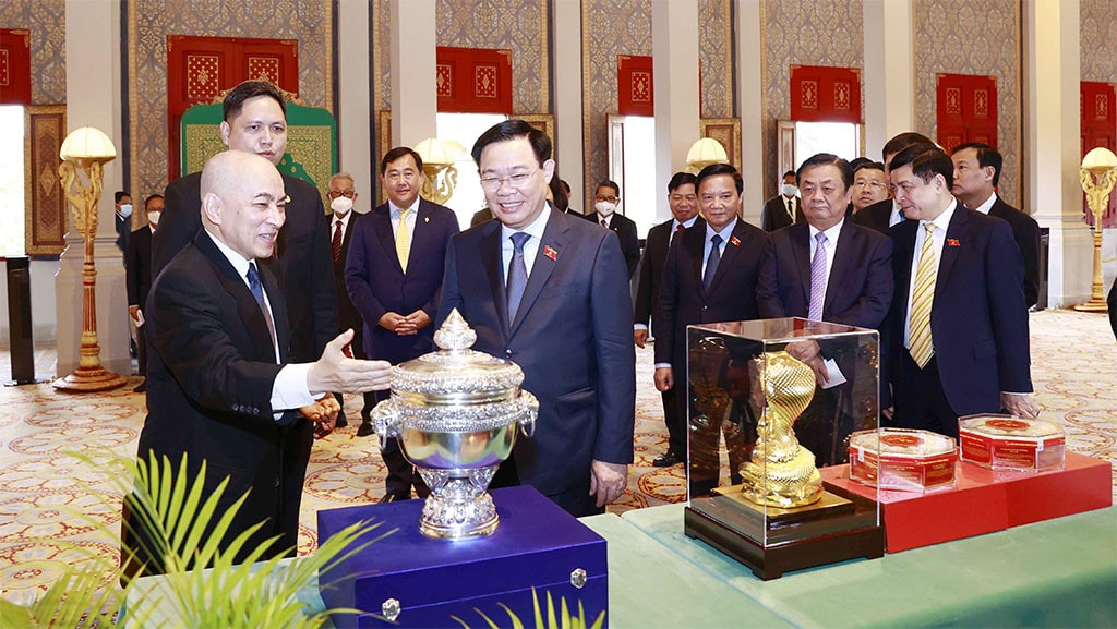 Chủ tịch Quốc hội Vương Đình Huệ thăm chính thức Vương quốc Campuchia và tham dự AIPA-43 -0