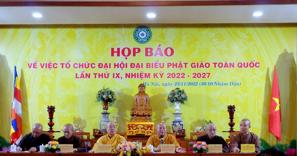 Hòa thượng Thích Thanh Nhiễu - Phó Chủ tịch Thường trực Hội đồng Trị sự Trung ương Giáo hội Phật giáo Việt Nam, Trưởng Ban Tổ chức đại hội; Hòa thượng Thích Gia Quang - Phó Chủ tịch Hội đồng Trị sự, Trưởng ban Thông tin - Báo chí Đại hội IX - Giáo hội Phật giáo Việt Nam chủ trì họp báo chiều 23.11 Hơn 1.000 đại biểu tham dự Đại hội đại biểu Phật giáo toàn quốc lần thứ IX -0