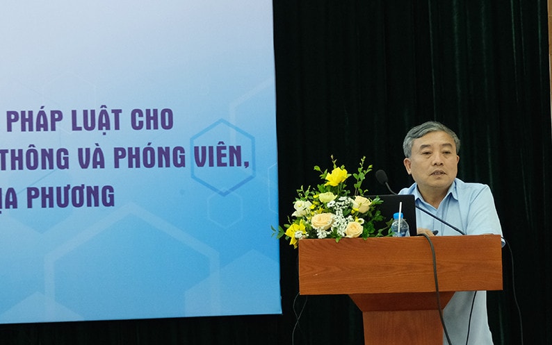 Ông Phạm Trí Trung, Phó Vụ trưởng Vụ Chính sách, Ủy ban Dân tộc trình bày báo cáo chuyên đề Tập huấn nâng cao kỹ năng tuyên truyền về chính sách pháp luật -0
