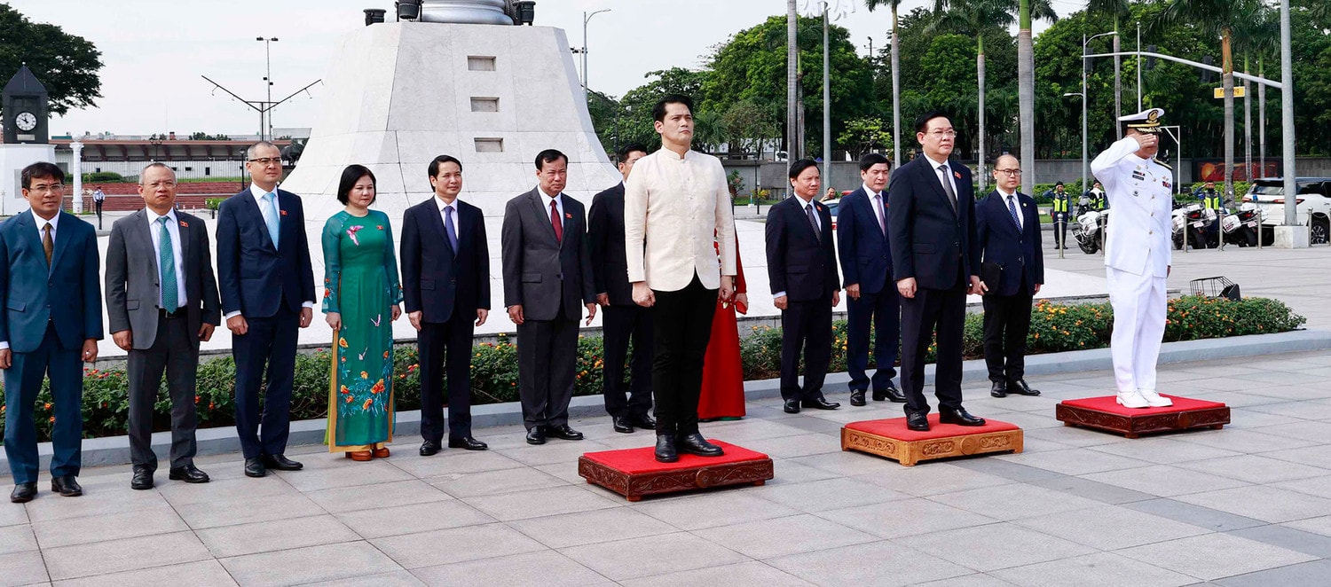 Chủ tịch Quốc hội Vương Đình Huệ dâng hoa Tượng đài Bác Hồ tại Philippines -0