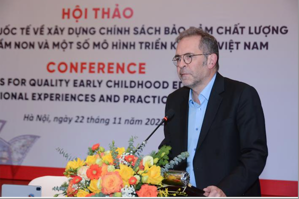 Ông Christophe Lemiere, lãnh đạo Ban Phát triển con người, Ngân hàng Thế giới trao đổi tại hội thảo