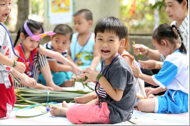 "Không chỉ sẵn sàng cho trẻ em đến trường mà điều kiện rất quan trọng là trường học cũng phải sẵn sàng để đón trẻ em” - Bộ trưởng Nguyễn Kim Sơn nhấn mạnh
