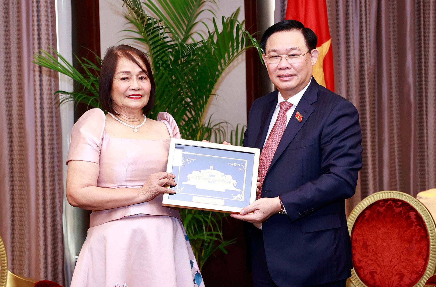 Chủ tịch Quốc hội Vương Đình Huệ tiếp Thống đốc tỉnh Davao Oriental, Philippines -0