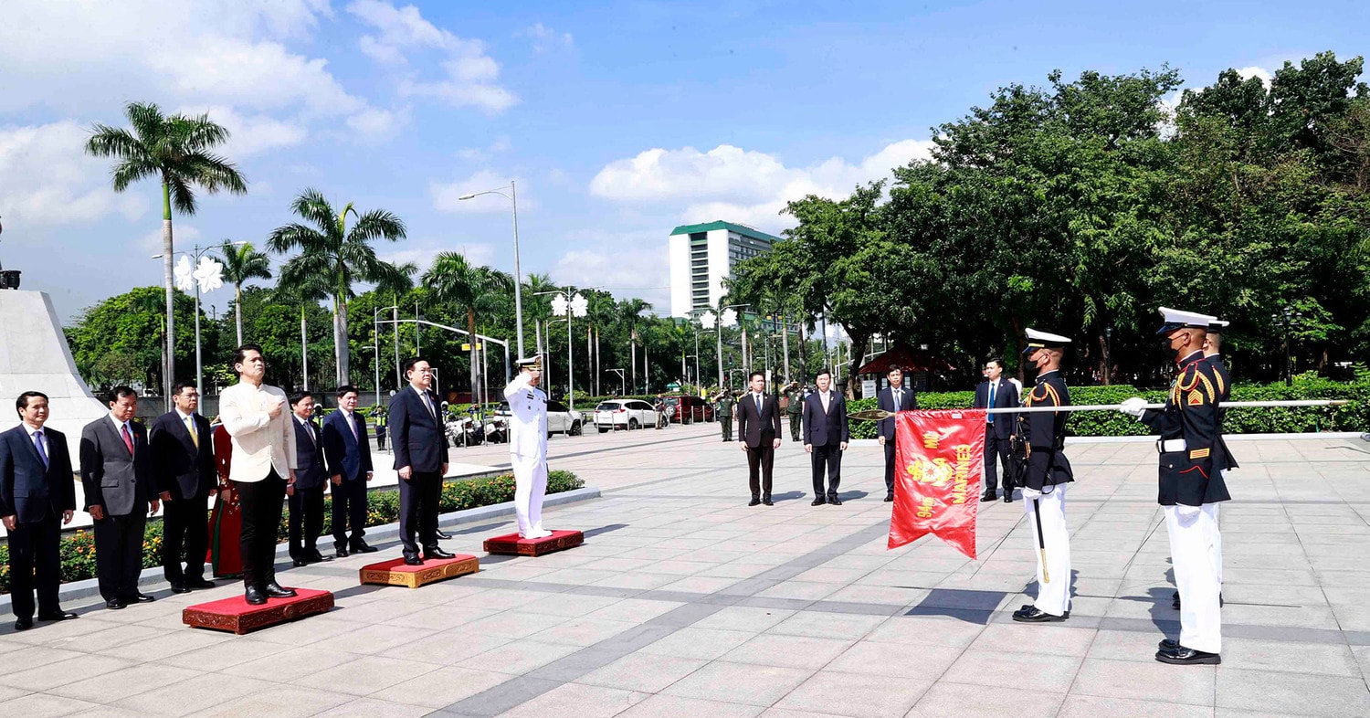 Chủ tịch Quốc hội Vương Đình Huệ dâng hoa Tượng đài Bác Hồ tại Philippines -0