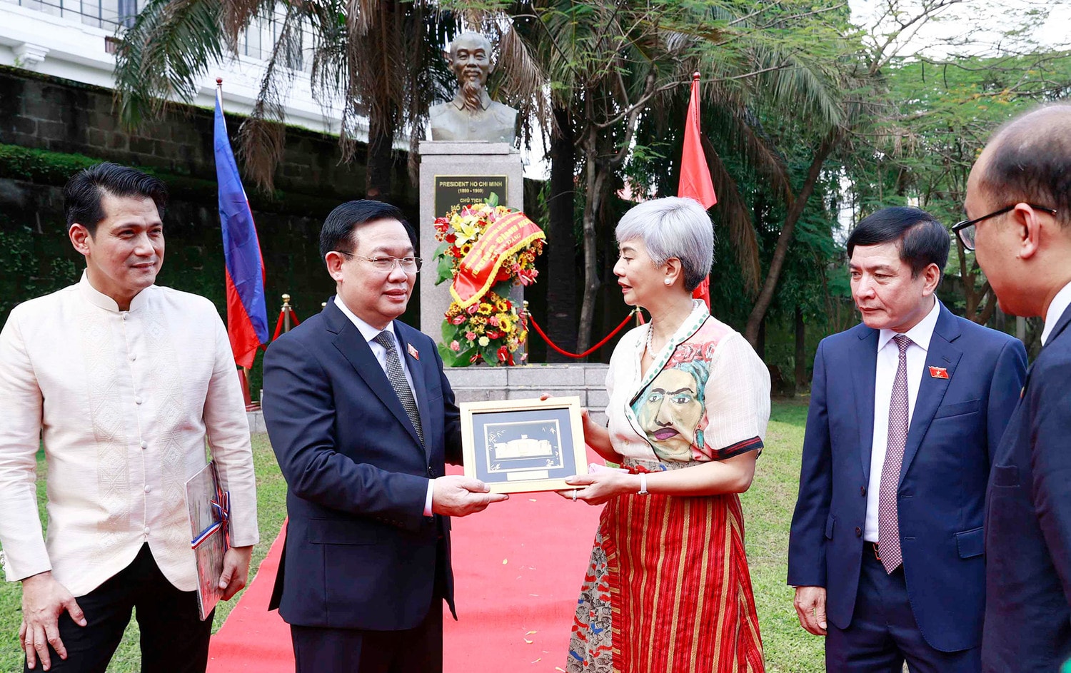 Chủ tịch Quốc hội Vương Đình Huệ dâng hoa Tượng đài Bác Hồ tại Philippines -0