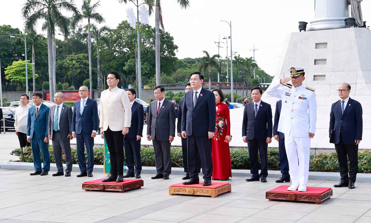 Chủ tịch Quốc hội Vương Đình Huệ dâng hoa Tượng đài Bác Hồ tại Philippines -0