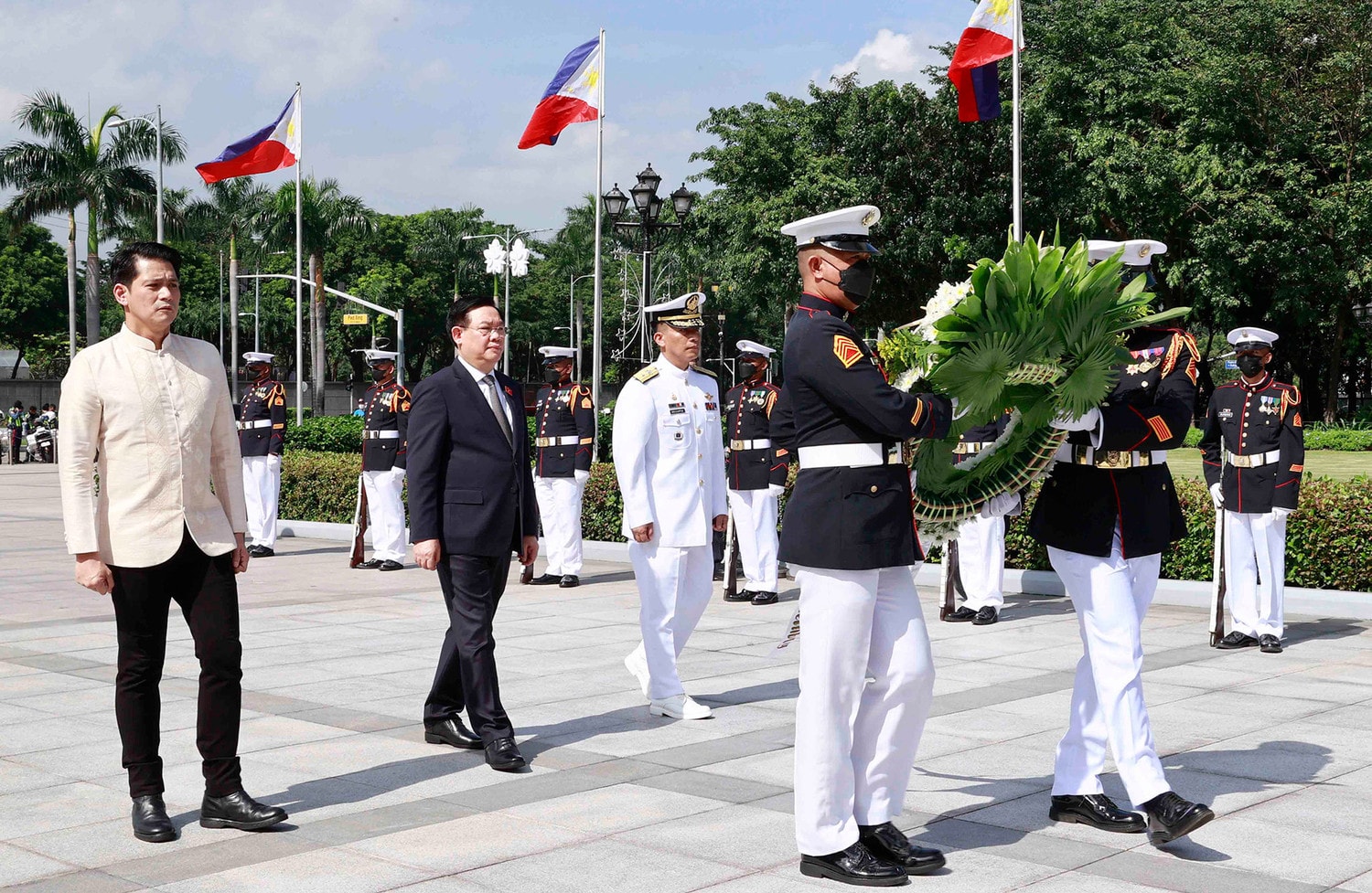 Chủ tịch Quốc hội Vương Đình Huệ dâng hoa Tượng đài Bác Hồ tại Philippines -0