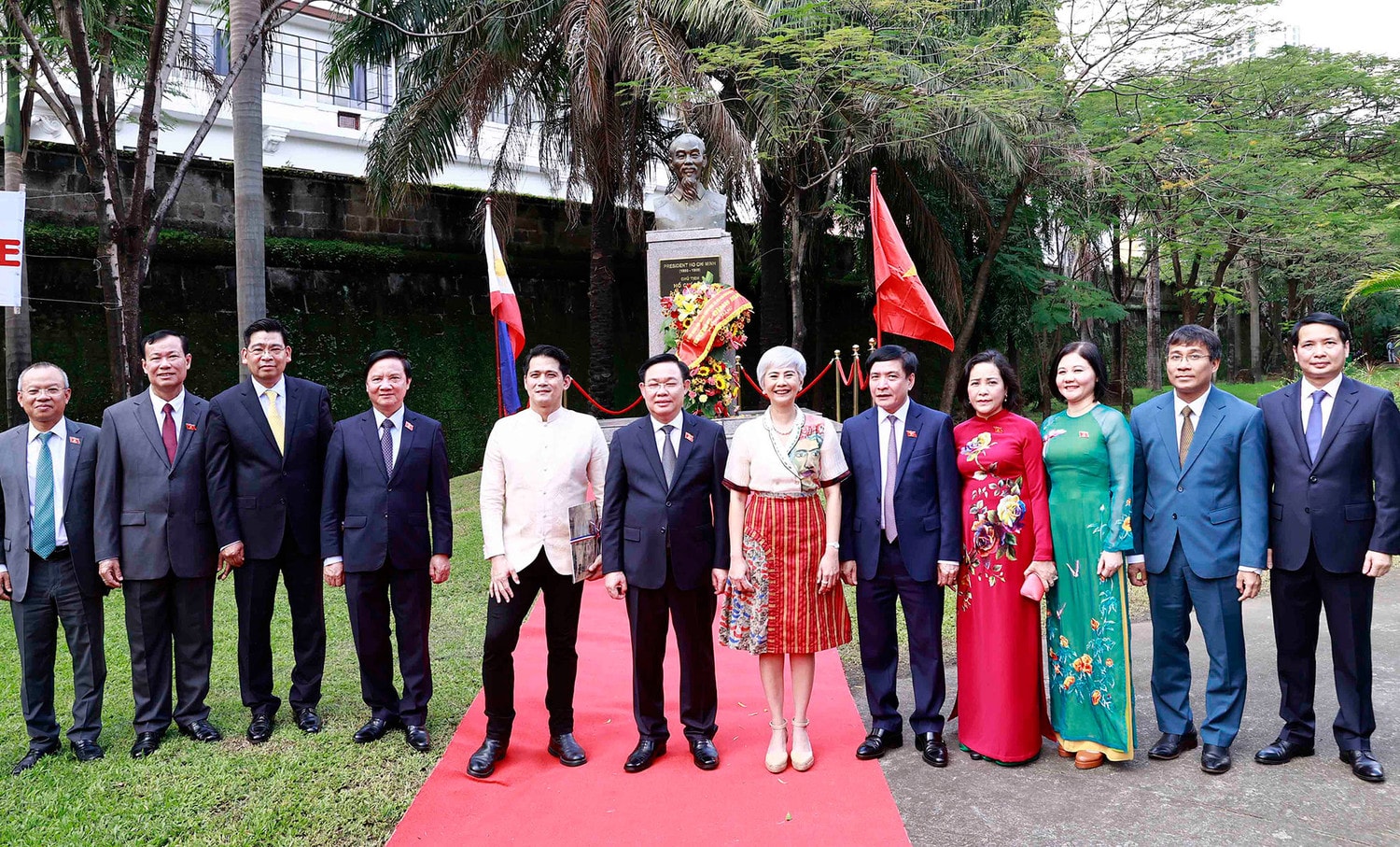 Chủ tịch Quốc hội Vương Đình Huệ dâng hoa Tượng đài Bác Hồ tại Philippines -0
